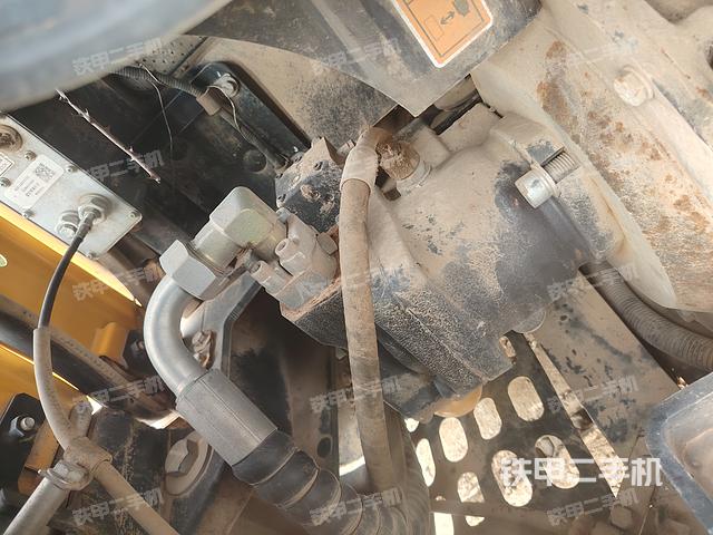 液壓泵艙室正面整體(整機(jī)外觀) 液壓泵艙室正面整體(整機(jī)外觀)