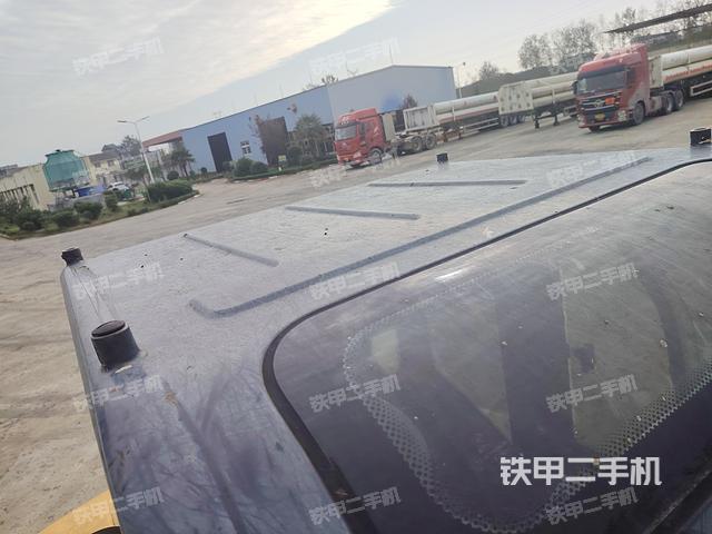駕駛室頂部(整機(jī)外觀) 駕駛室頂部(整機(jī)外觀)