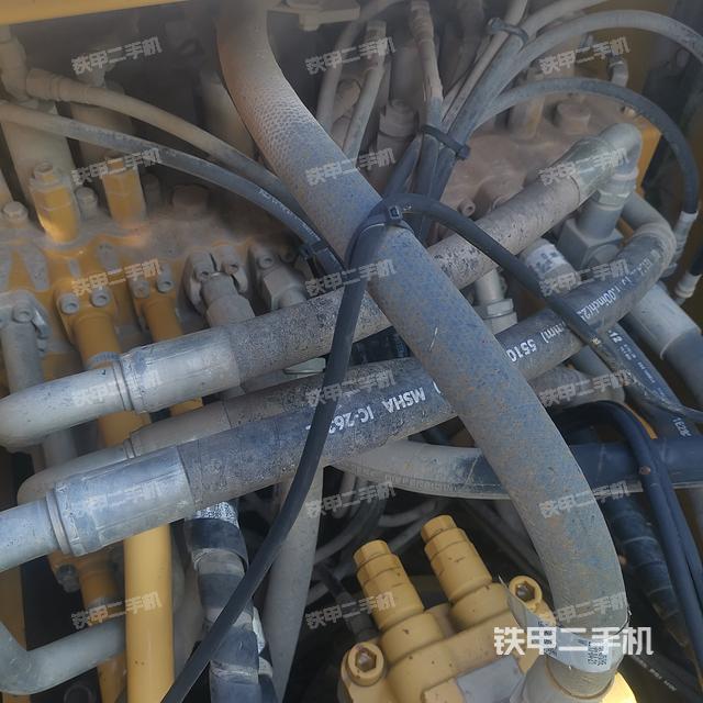 回轉(zhuǎn)馬達和主控閥(整機外觀) 回轉(zhuǎn)馬達和主控閥(整機外觀)
