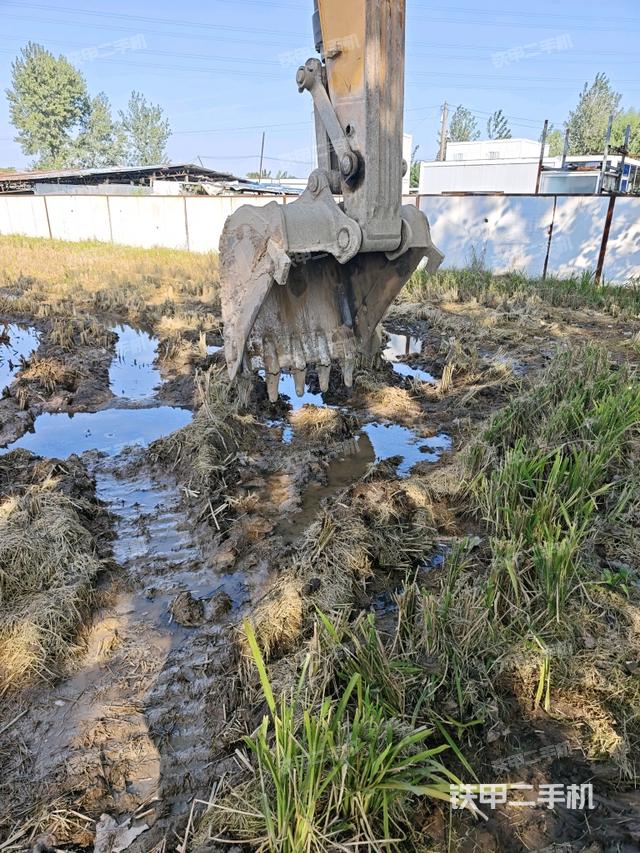 大臂油缸整体 竖拍（工作和回转装置）