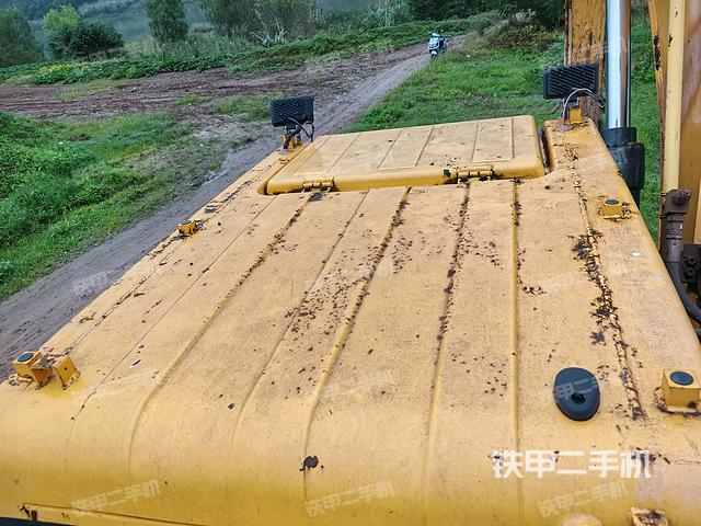 駕駛室頂部(整機(jī)外觀) 駕駛室頂部(整機(jī)外觀)