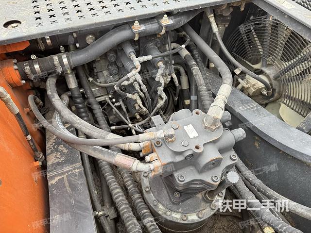 回轉(zhuǎn)馬達(dá)和主控閥(整機(jī)外觀) 回轉(zhuǎn)馬達(dá)和主控閥(整機(jī)外觀)