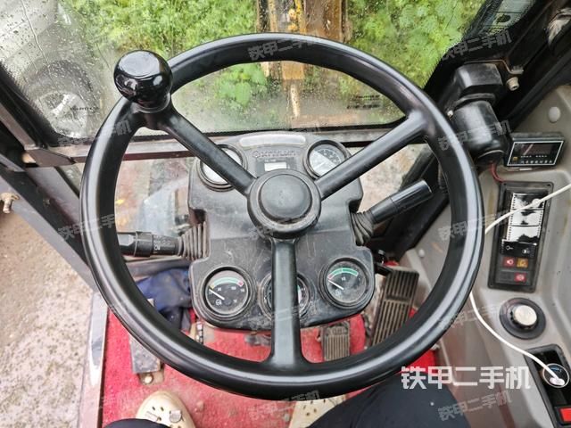 行走控制手柄和踏板?俯拍(駕駛室部分) 行走控制手柄和踏板?俯拍(駕駛室部分)