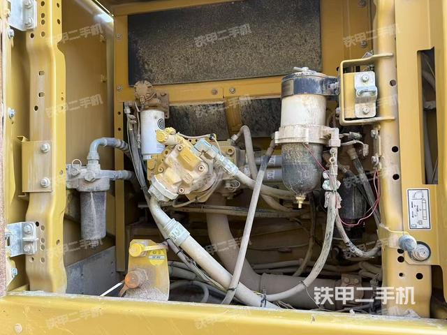 液壓泵艙室正面整體(整機外觀) 液壓泵艙室正面整體(整機外觀)