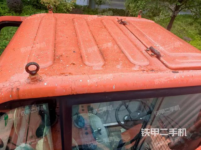 駕駛室頂部(整機(jī)外觀) 駕駛室頂部(整機(jī)外觀)