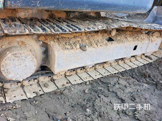 單側(cè)履帶整體(整機(jī)外觀) 單側(cè)履帶整體(整機(jī)外觀)