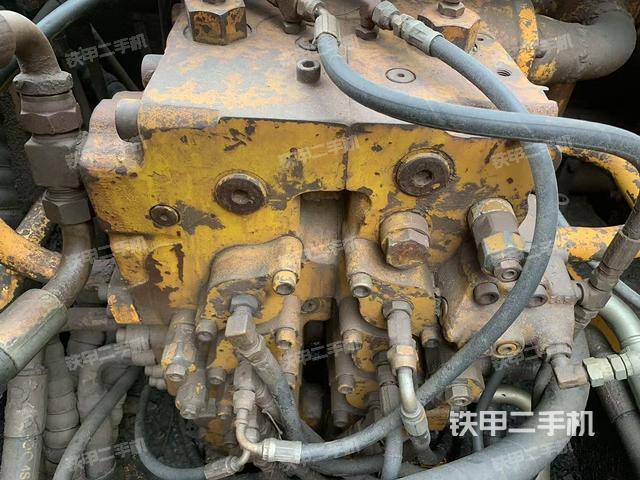 回轉(zhuǎn)馬達和主控閥(整機外觀) 回轉(zhuǎn)馬達和主控閥(整機外觀)