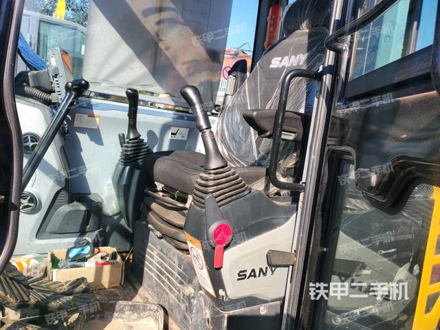駕駛室整體(整機外觀) 駕駛室整體(整機外觀)