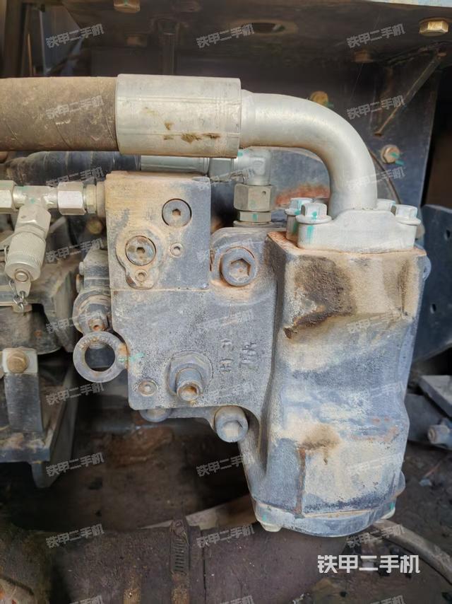 液压泵舱室正面整体（整机外观）