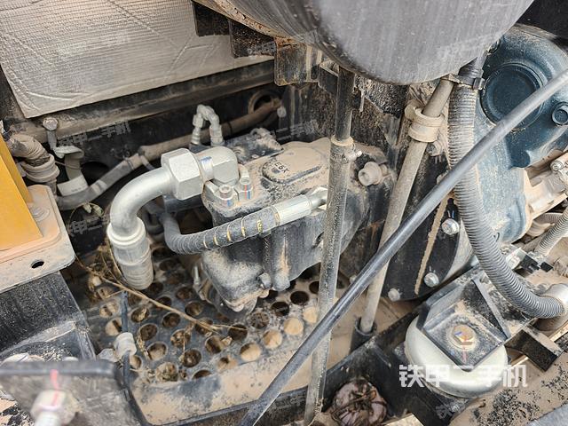 液压泵舱室正面整体（整机外观）