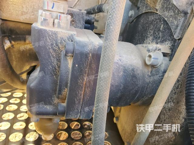 液壓泵艙室正面整體(整機外觀) 液壓泵艙室正面整體(整機外觀)