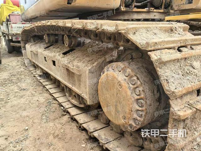 單側(cè)履帶整體(整機(jī)外觀) 單側(cè)履帶整體(整機(jī)外觀)