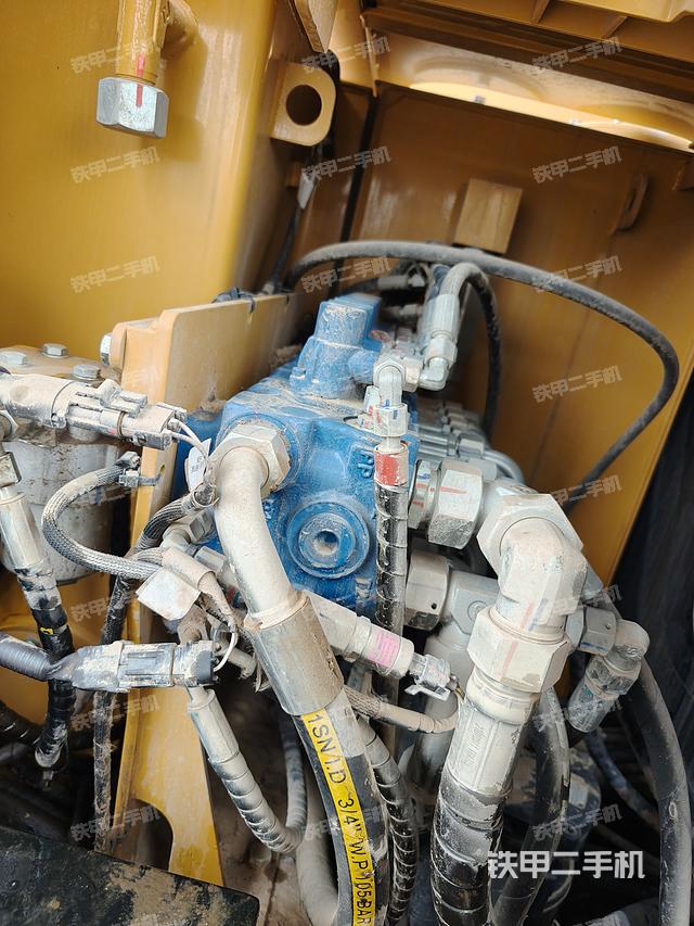 回转马达和主控阀（整机外观）