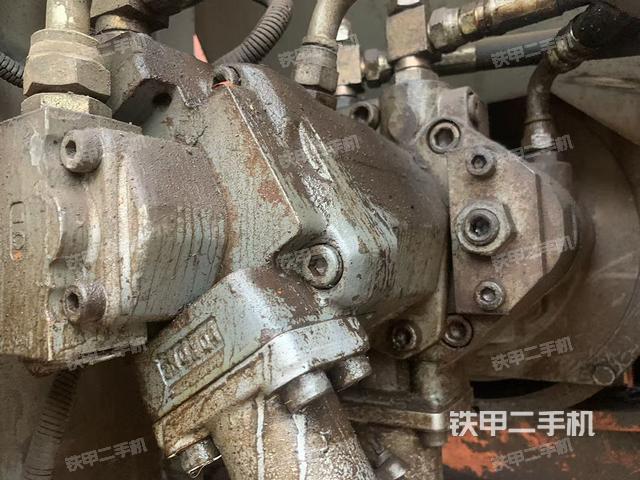 液壓泵艙室正面整體(整機外觀) 液壓泵艙室正面整體(整機外觀)