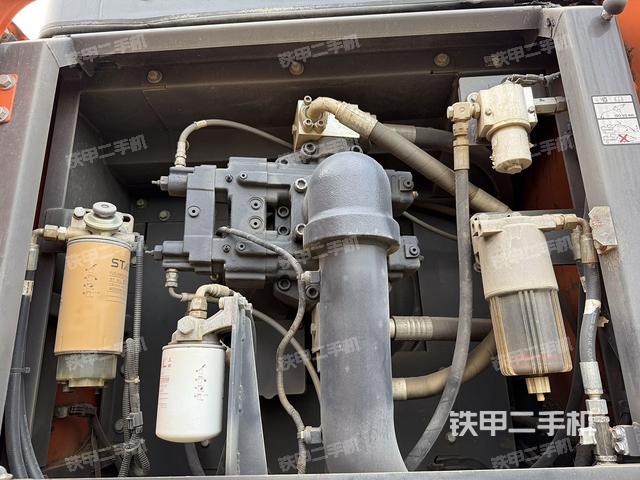 液壓泵艙室正面整體(整機(jī)外觀) 液壓泵艙室正面整體(整機(jī)外觀)