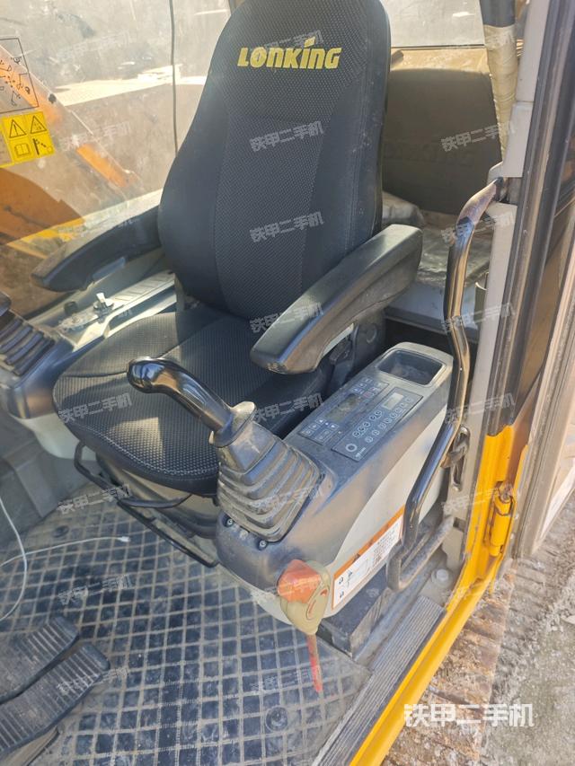 座椅左侧控制台/音响/含左手柄（驾驶室部分）