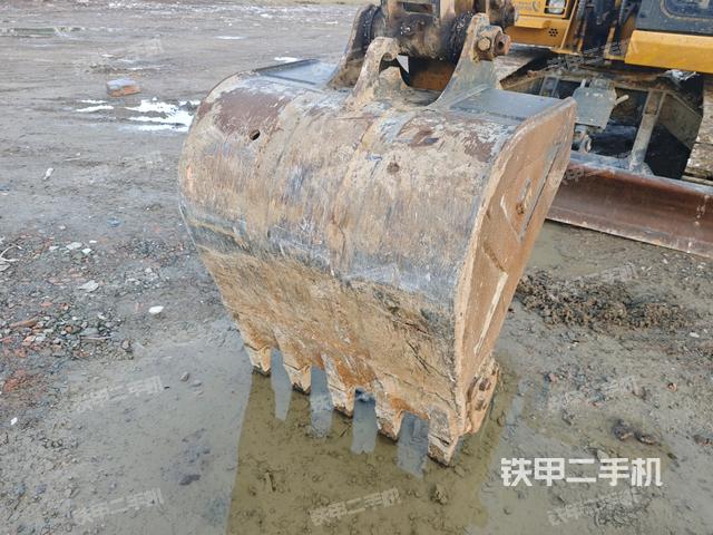 鏟斗右后整體(工作和回轉(zhuǎn)裝置) 鏟斗右后整體(工作和回轉(zhuǎn)裝置)