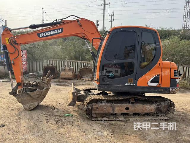 駕駛室頂部(整機(jī)外觀) 駕駛室頂部(整機(jī)外觀)