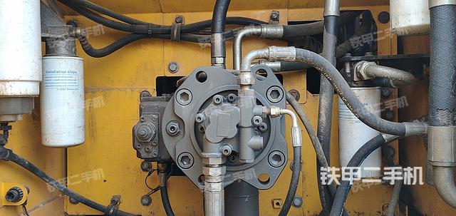 液压泵舱室正面整体(整机外观) 液压泵舱室正面整体(整机外观)