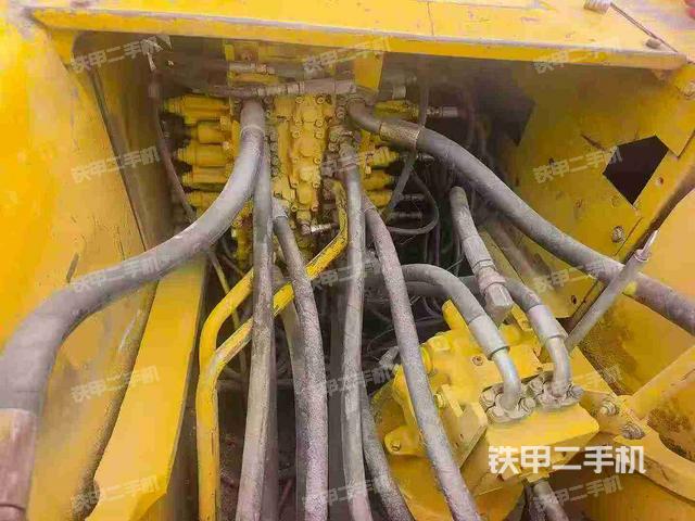 回转马达和主控阀(整机外观) 回转马达和主控阀(整机外观)