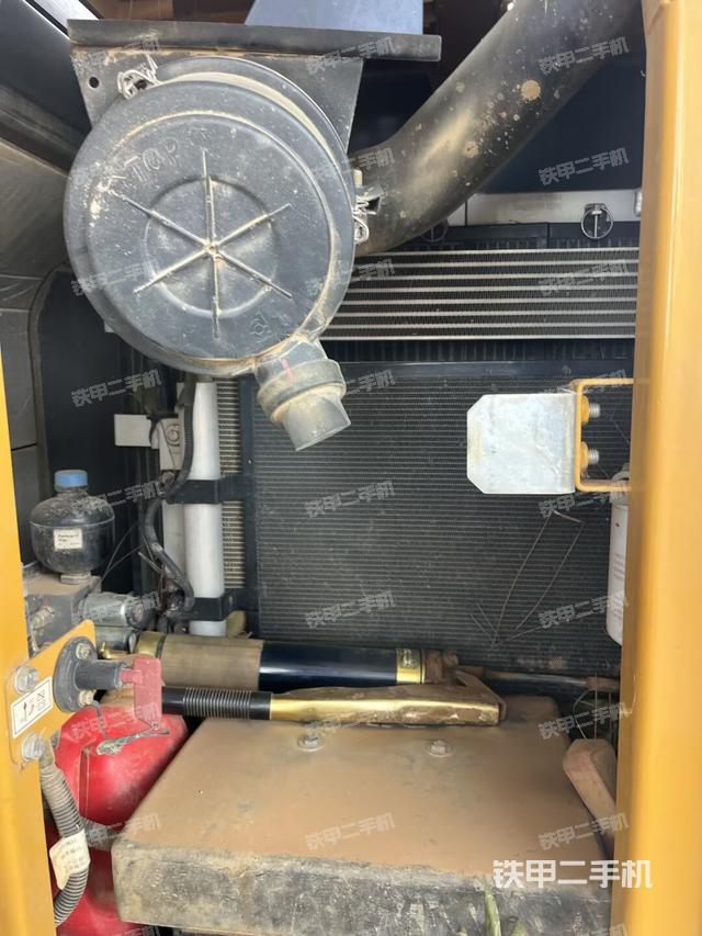 駕駛室整體(整機(jī)外觀) 駕駛室整體(整機(jī)外觀)