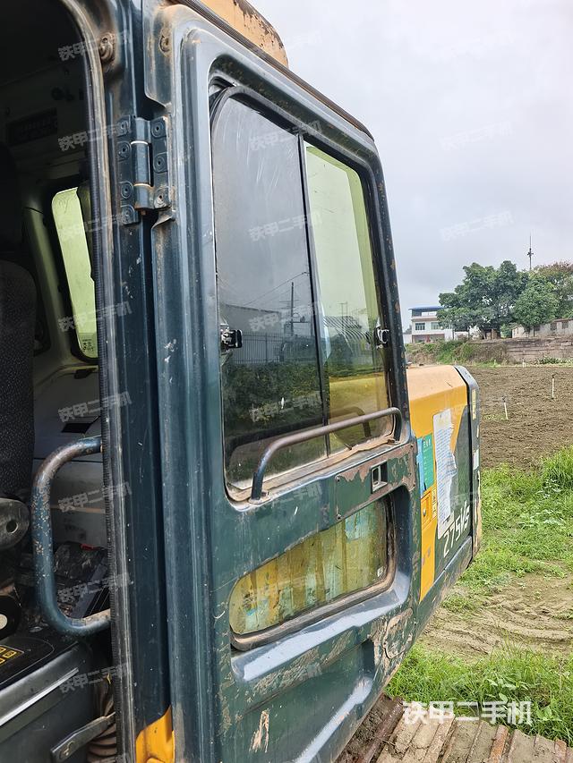 駕駛室整體(整機(jī)外觀) 駕駛室整體(整機(jī)外觀)