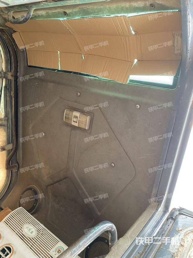 駕駛室頂部(整機(jī)外觀) 駕駛室頂部(整機(jī)外觀)