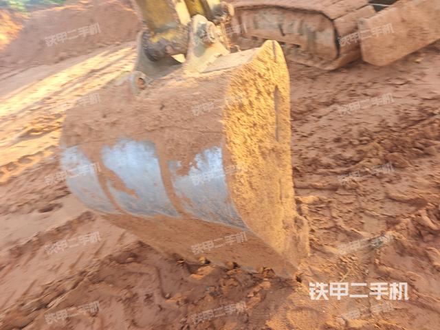鏟斗右后整體(工作和回轉(zhuǎn)裝置) 鏟斗右后整體(工作和回轉(zhuǎn)裝置)