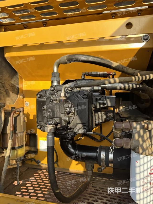 液壓泵艙室正面整體(整機(jī)外觀) 液壓泵艙室正面整體(整機(jī)外觀)