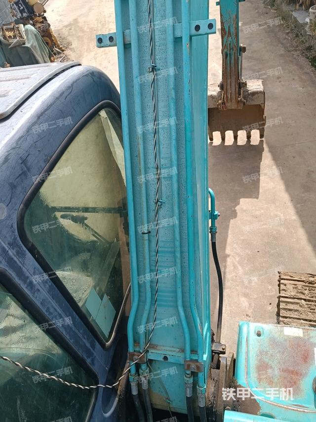 駕駛室頂部(整機(jī)外觀) 駕駛室頂部(整機(jī)外觀)