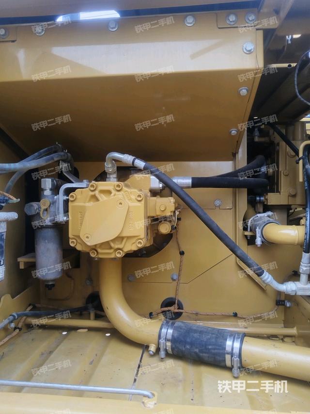 液壓泵艙室正面整體(整機外觀) 液壓泵艙室正面整體(整機外觀)