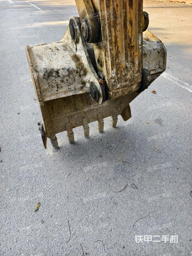 铲斗右后整体(工作和回转装置) 铲斗右后整体(工作和回转装置)