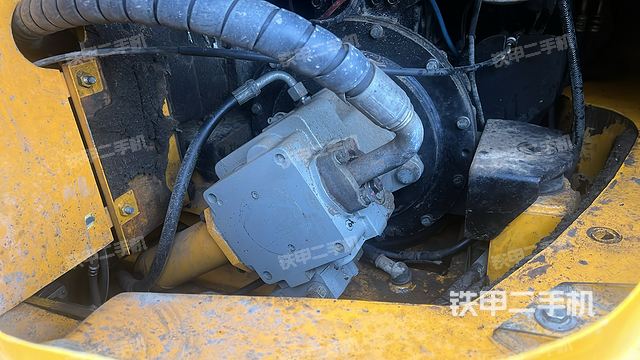 液壓泵艙室正面整體(整機外觀) 液壓泵艙室正面整體(整機外觀)