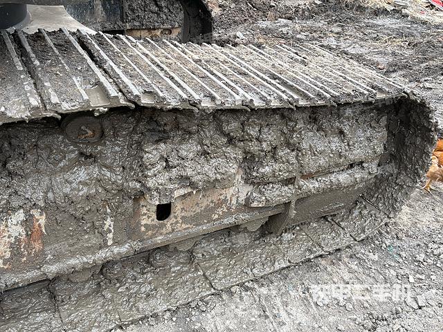 單側(cè)履帶整體(整機(jī)外觀) 單側(cè)履帶整體(整機(jī)外觀)