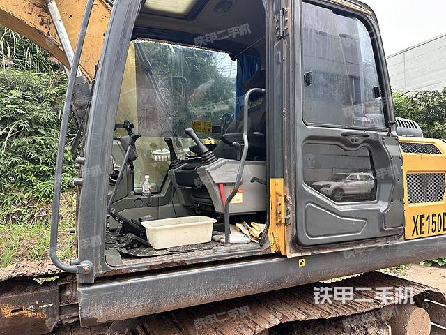 駕駛室整體(整機(jī)外觀) 駕駛室整體(整機(jī)外觀)