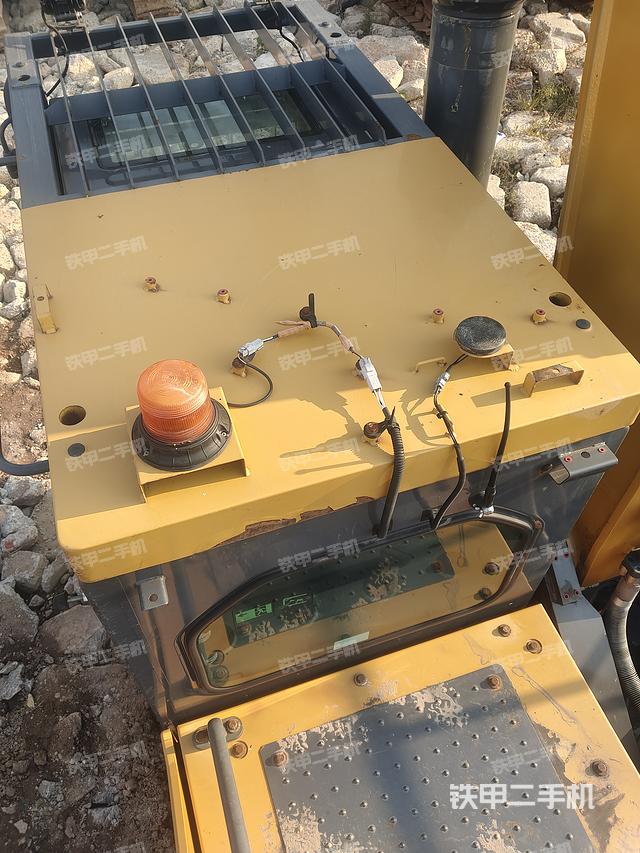 駕駛室頂部(整機(jī)外觀) 駕駛室頂部(整機(jī)外觀)