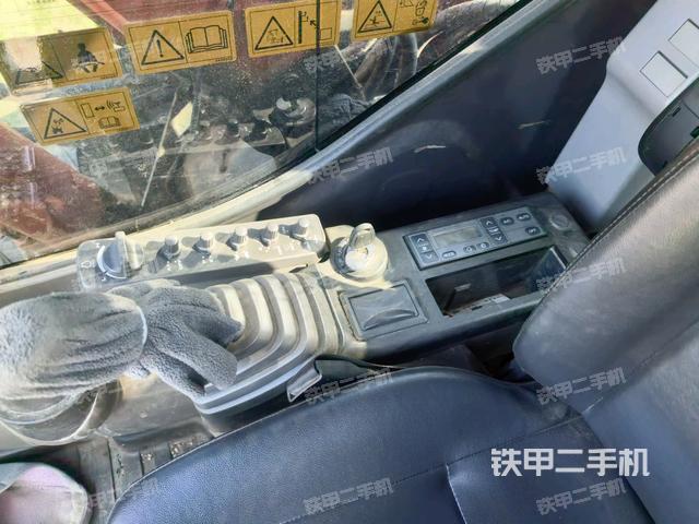 座椅右側(cè)控制臺(tái)/鑰匙門/油門/含右手柄(駕駛室部分) 座椅右側(cè)控制臺(tái)/鑰匙門/油門/含右手柄(駕駛室部分)