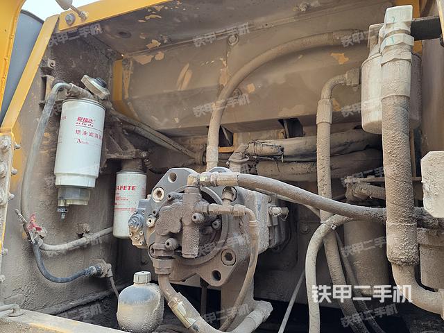 液压泵舱室正面整体(整机外观) 液压泵舱室正面整体(整机外观)