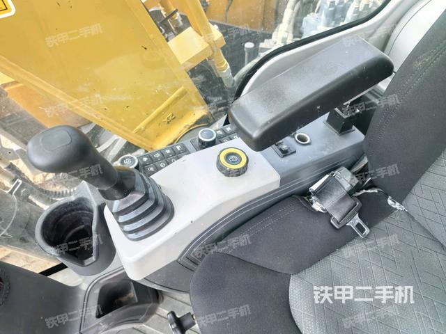 座椅右側(cè)控制臺/鑰匙門/油門/含右手柄(駕駛室部分) 座椅右側(cè)控制臺/鑰匙門/油門/含右手柄(駕駛室部分)
