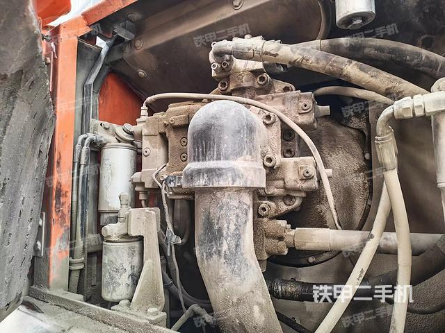 液壓泵艙室正面整體(整機外觀) 液壓泵艙室正面整體(整機外觀)