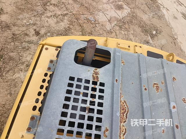 駕駛室頂部(整機(jī)外觀) 駕駛室頂部(整機(jī)外觀)