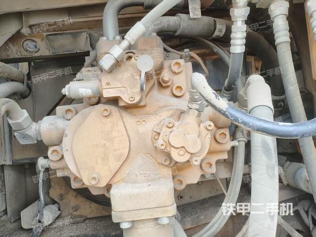 液壓泵艙室正面整體(整機外觀) 液壓泵艙室正面整體(整機外觀)