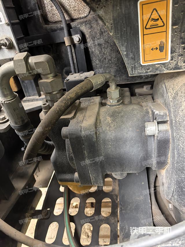 液壓泵艙室正面整體(整機(jī)外觀) 液壓泵艙室正面整體(整機(jī)外觀)