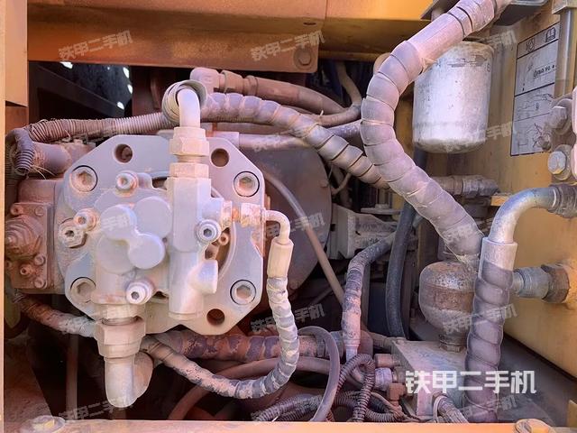 液壓泵艙室正面整體(整機(jī)外觀) 液壓泵艙室正面整體(整機(jī)外觀)