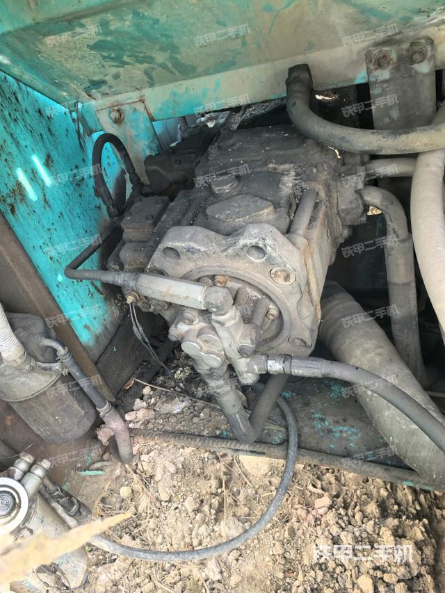 液壓泵艙室正面整體(整機外觀) 液壓泵艙室正面整體(整機外觀)