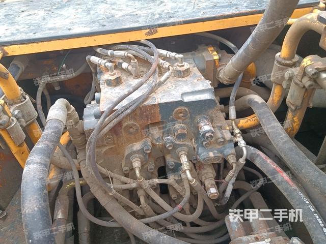 回轉(zhuǎn)馬達(dá)和主控閥(整機(jī)外觀) 回轉(zhuǎn)馬達(dá)和主控閥(整機(jī)外觀)