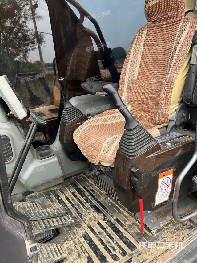 駕駛室整體(整機(jī)外觀) 駕駛室整體(整機(jī)外觀)