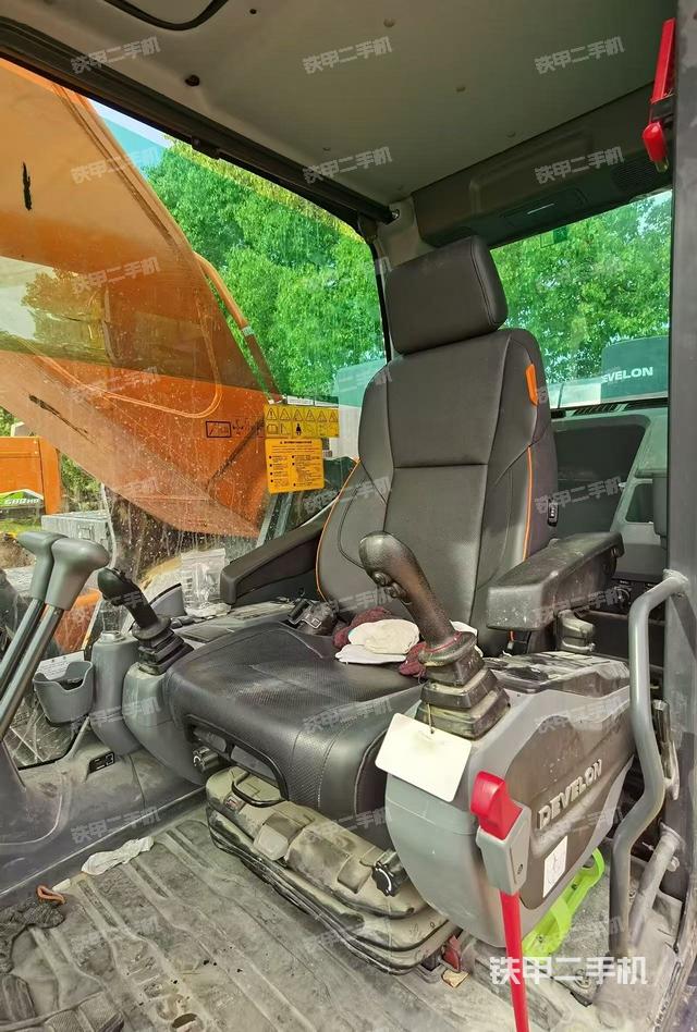 駕駛室整體(整機(jī)外觀) 駕駛室整體(整機(jī)外觀)