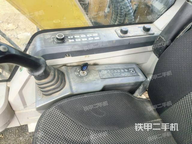 座椅右側(cè)控制臺(tái)/鑰匙門/油門/含右手柄(駕駛室部分) 座椅右側(cè)控制臺(tái)/鑰匙門/油門/含右手柄(駕駛室部分)