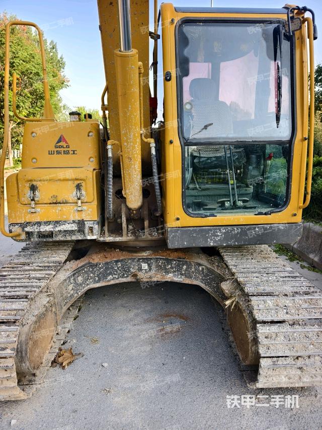转盘和下车架正前(工作和回转装置) 转盘和下车架正前(工作和回转装置)